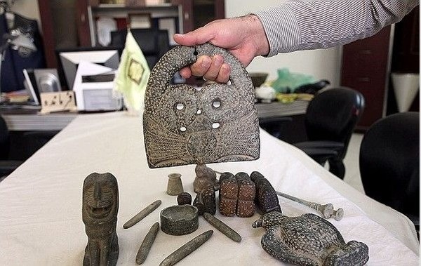 Странные «сумки» в руках древних богов разных культур
