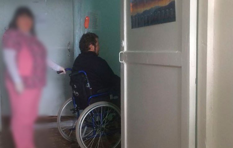 В Ростовской области мужчина пронзил себе голову огромным ножом и... практически не заметил разницы