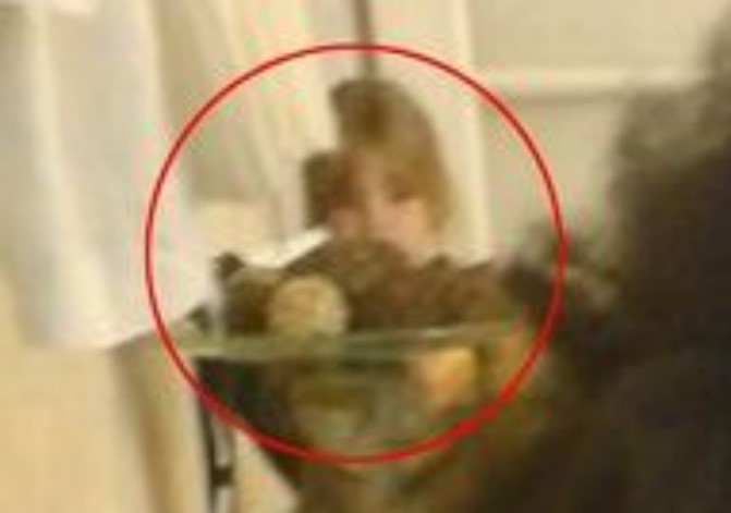 На снимке приемной дочери мать увидела лицо родной дочери, которая родилась у нее... через 3 года 