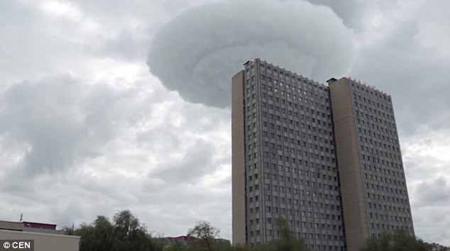 В Москве сняли на видео необычное огромное облако, похожее на замаскированный НЛО