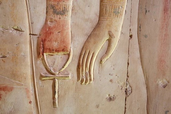 Странные «сумки» в руках древних богов разных культур